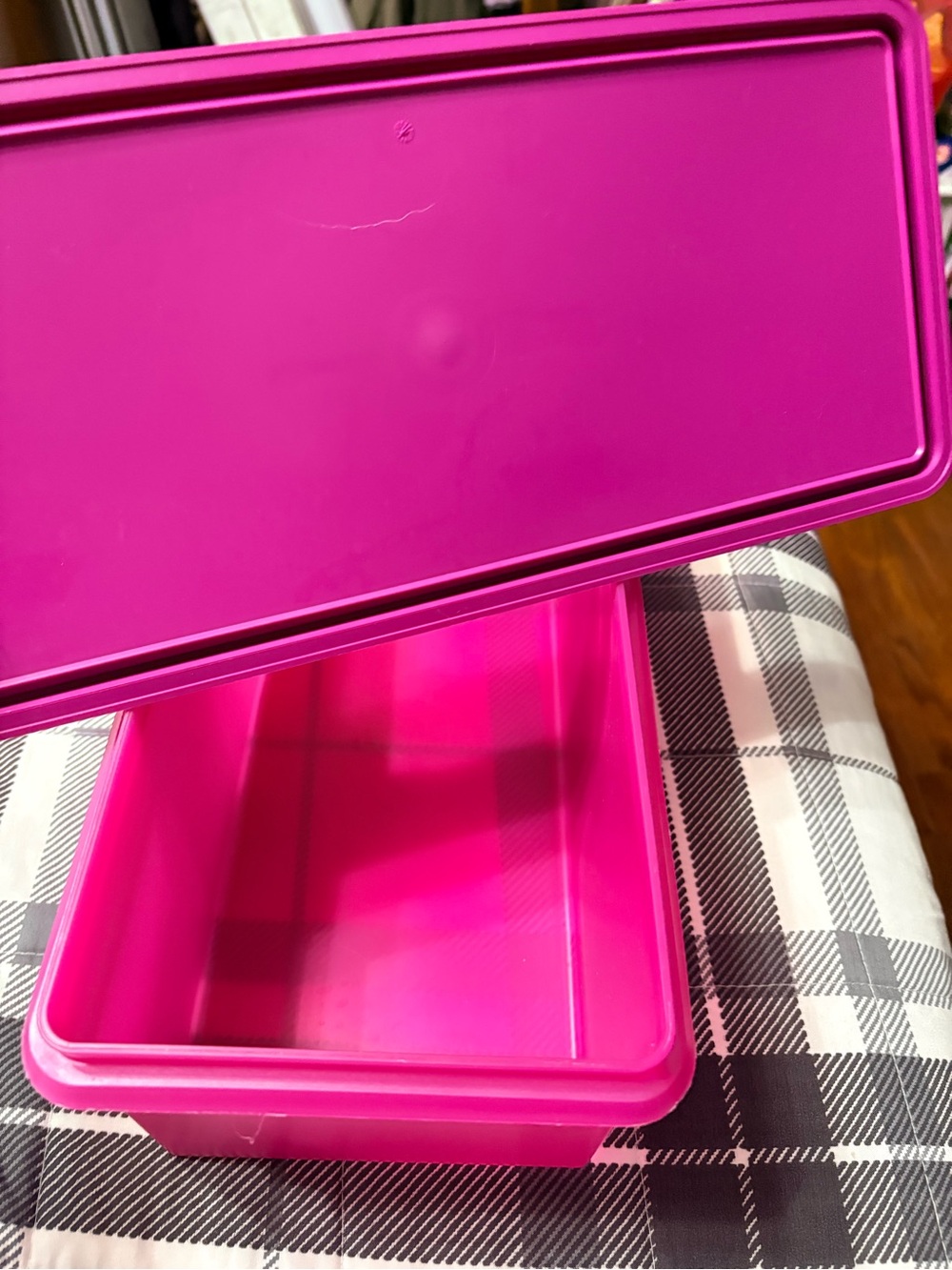 Tupperware Bright Magenta Rectangular Plastic Storage or bread Container - Picture 5 of 5